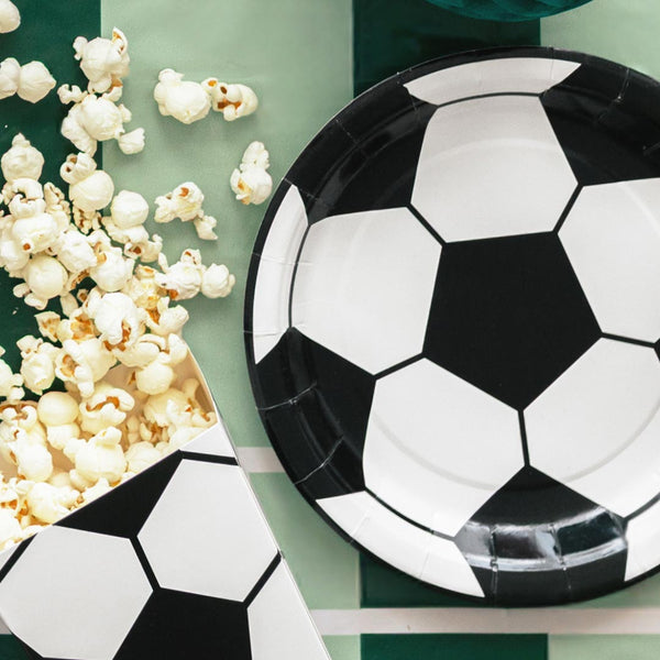 Mesa de cumpleaños infantil temático de fútbol decorada con platos de papel balón