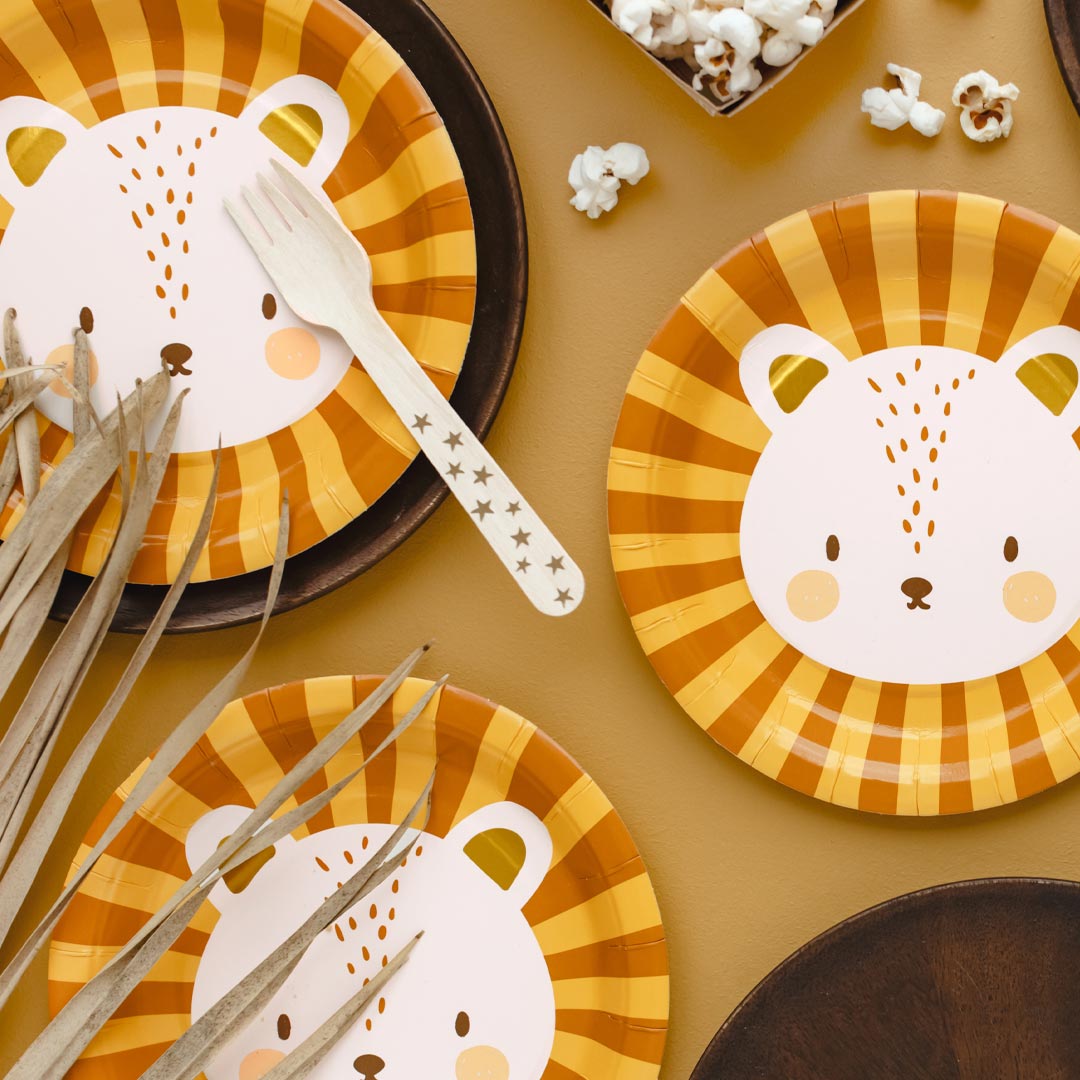 Platos de papel León Leo decorando cumpleaños infantil temático de animales y jungla
