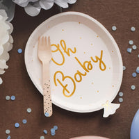 Mesa de baby shower decorada con platos de papel con forma de globo Oh Baby crema y dorado