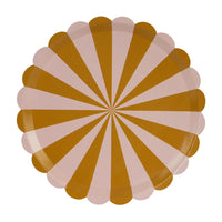 Detalle del diseño de rayas convergentes en rosa y marrón dorado del plato de papel