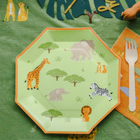 Mesa de fiesta infantil temática safari decorada con platos octogonales verdes