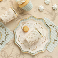 Mesa de garden party decorada con platos de papel cuadros vichy verde y dorado