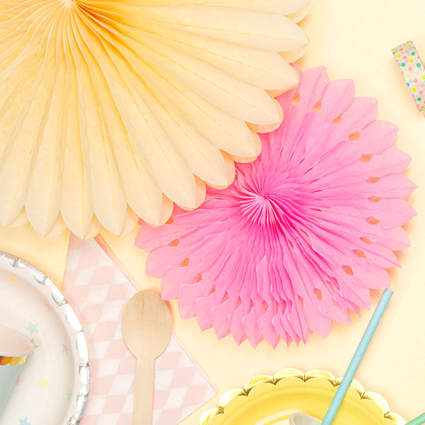 Rosetas decorativas de papel en varios colores