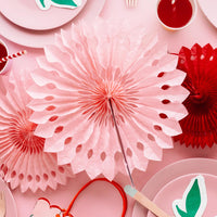 Decoración de pared con rosetas de papel