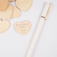 Detalle del rotulador de punta fina color blanco con clip dorado y diseño elegante.