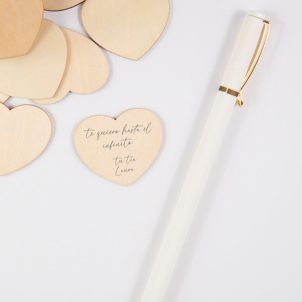 Detalle del rotulador de punta fina color blanco con clip dorado y diseño elegante.