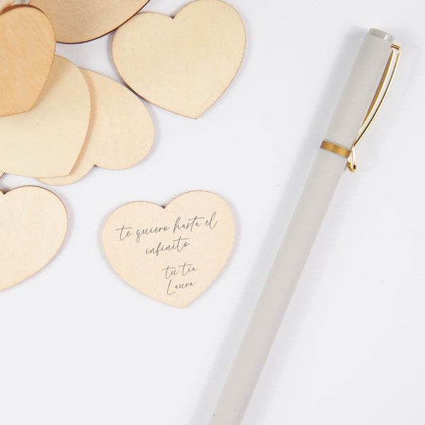 Detalle del rotulador de punta fina color gris con clip dorado y diseño elegante.