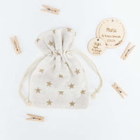 Saquito estampado con estrellas beis. 