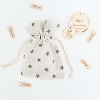 Saquito estampado con estrellas grises. 