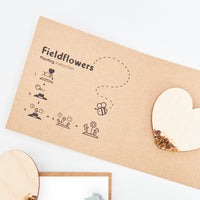 interior del estuche del corazón con semillas como detalle para invitados