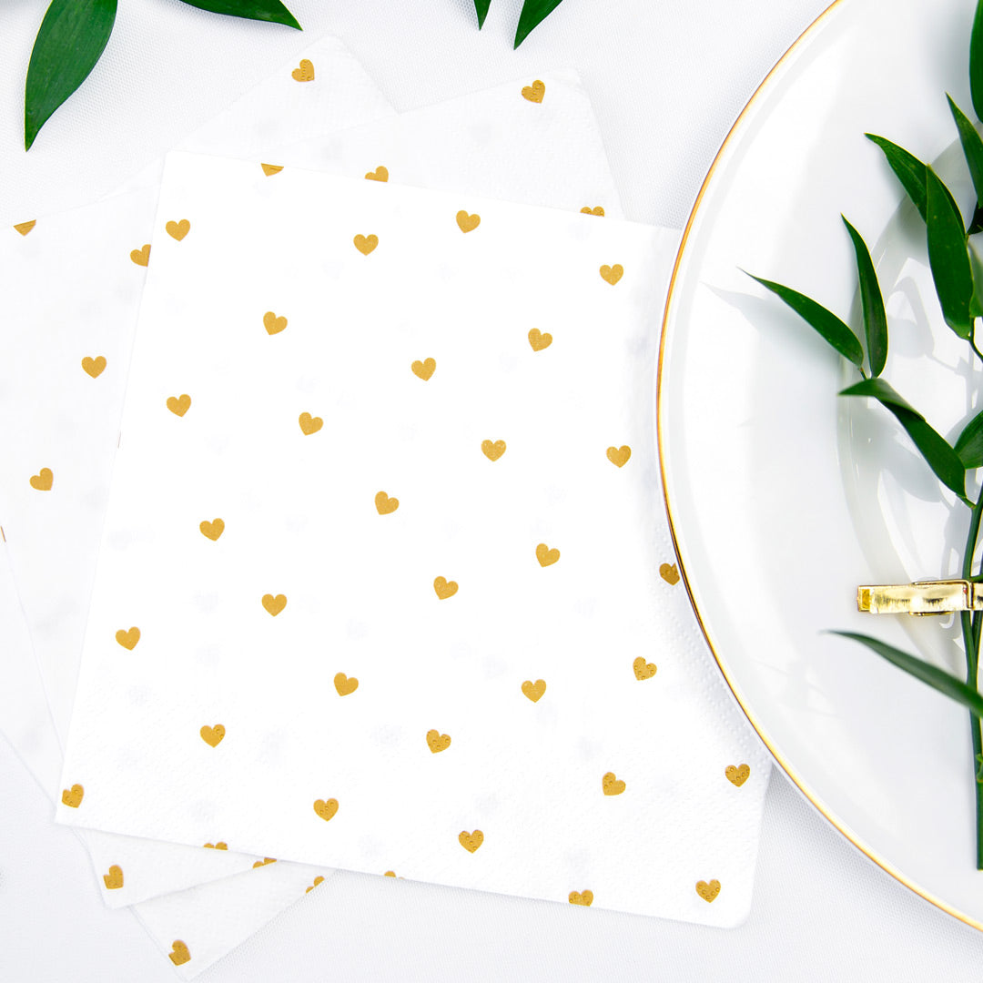 Servilletas de papel blancas con estampado de corazones dorados. Pack de 20 unidades, tamaño 33 × 33 cm.