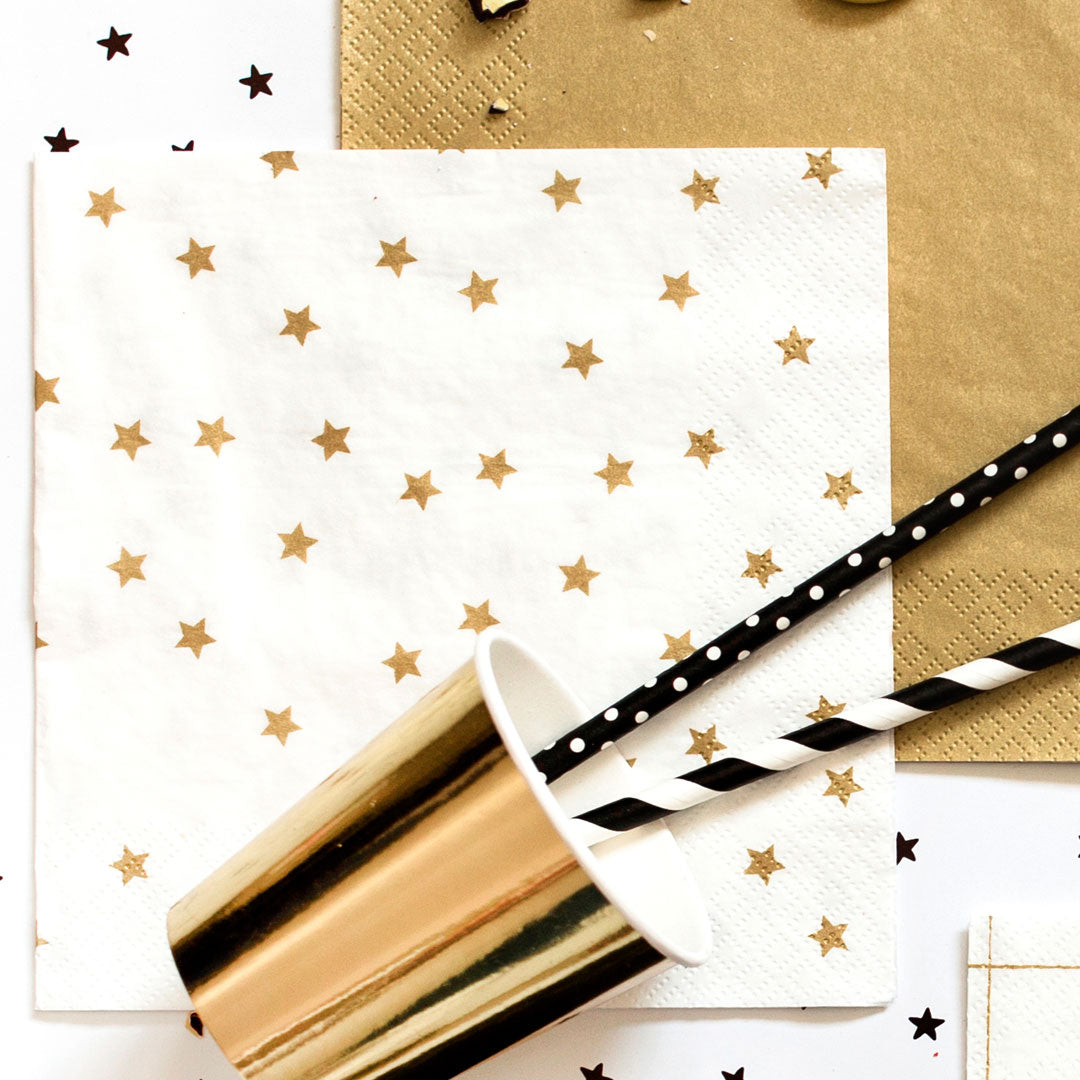 Servilletas de papel blancas con estampado de estrellas doradas. Pack de 20 unidades, tamaño 33 × 33 cm.