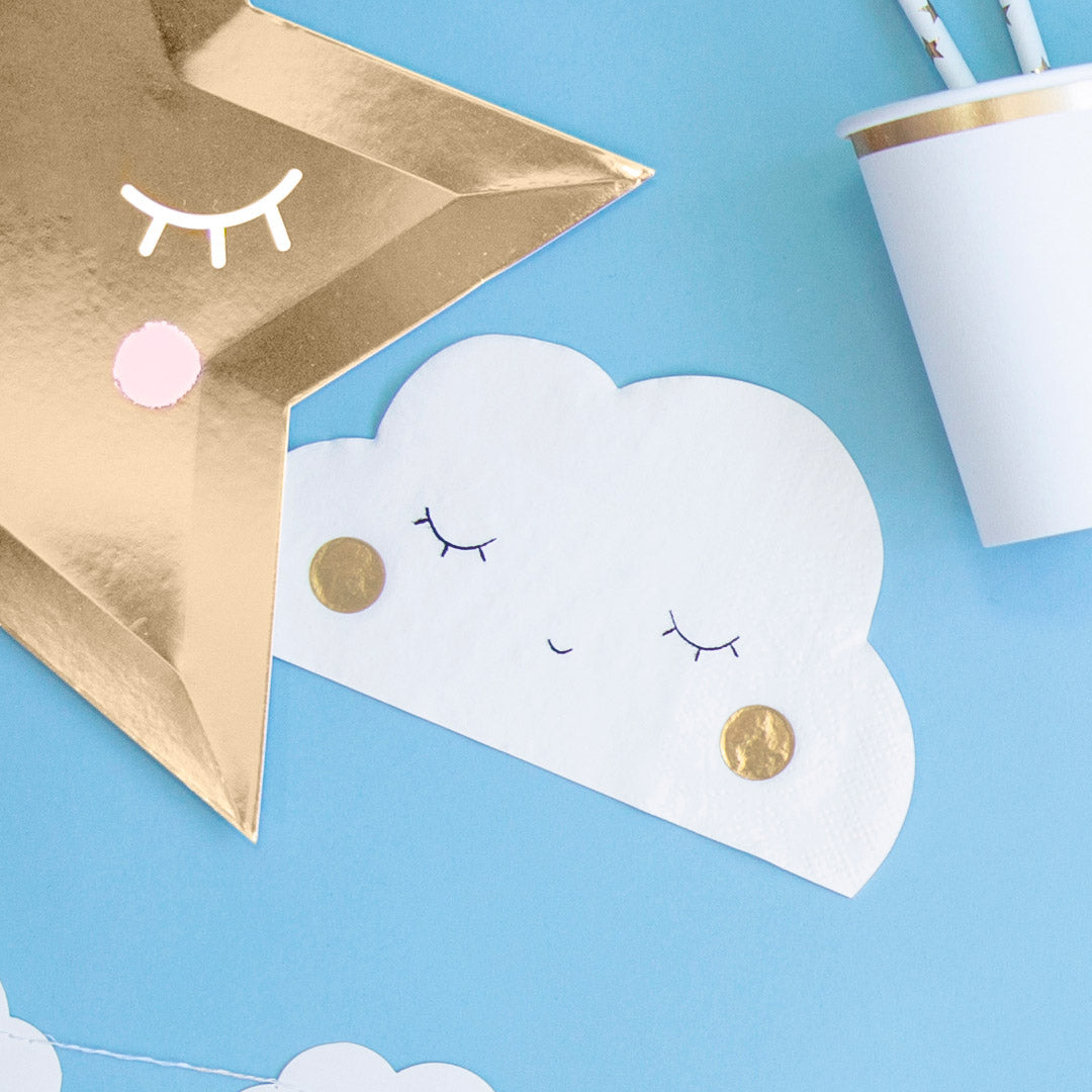 Servilletas de papel con forma de nube en color blanco. Pack de 20 unidades, 32 × 19 cm. en mesa azul