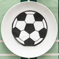 Mesa de cumpleaños infantil temático de fútbol decorada con servilletas de papel balón