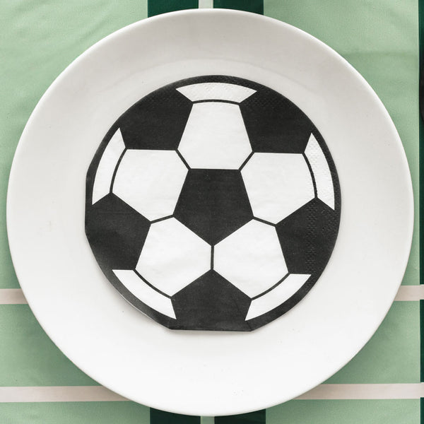 Mesa de cumpleaños infantil temático de fútbol decorada con servilletas de papel balón