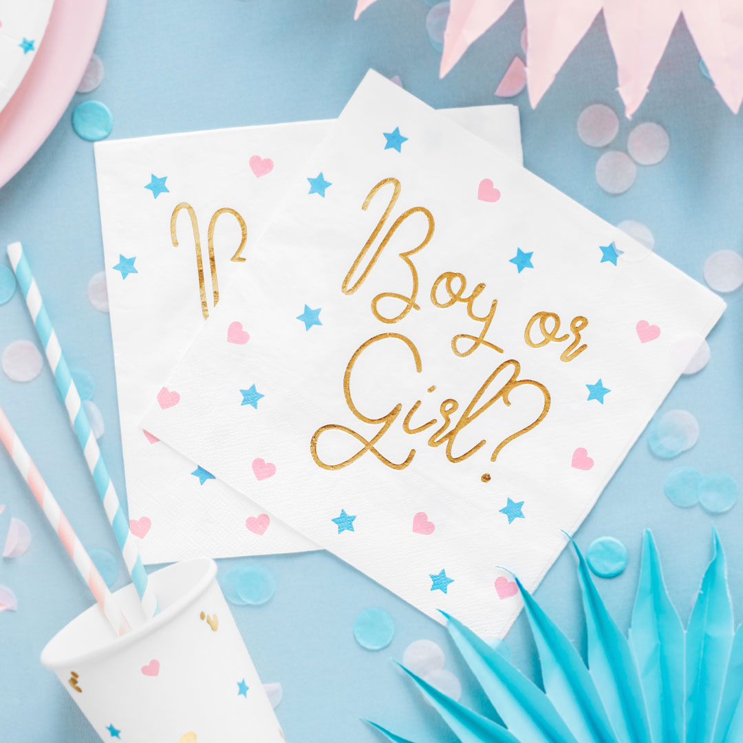 Servilletas de papel Boy or Girl decorando mesa dulce de baby shower en azul rosa y dorado