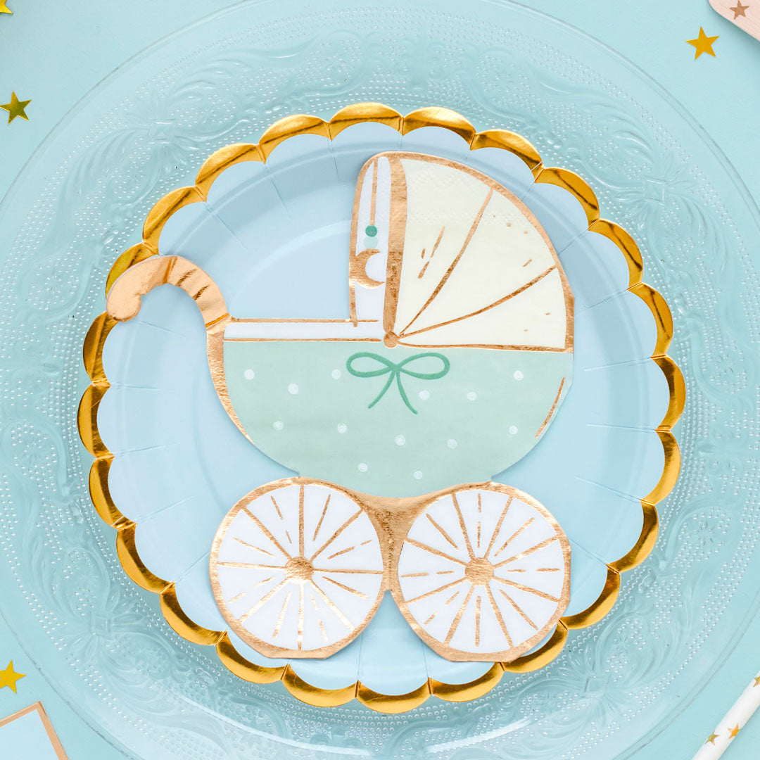 Mesa de baby shower decorada con servilletas de papel con forma de cochecito  azul y dorado