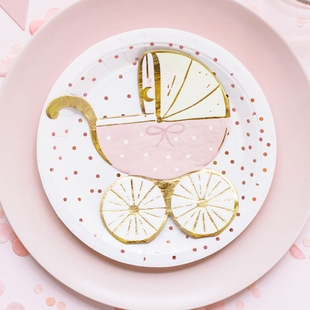 Mesa de baby shower decorada con servilletas de papel con forma de cochecito  rosa y dorado