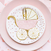 Mesa de baby shower decorada con servilletas de papel con forma de cochecito  rosa y dorado