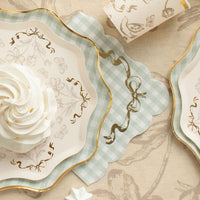 Mesa de garden party decorada con servilletas de papel cuadros vichy verde y lazo dorado