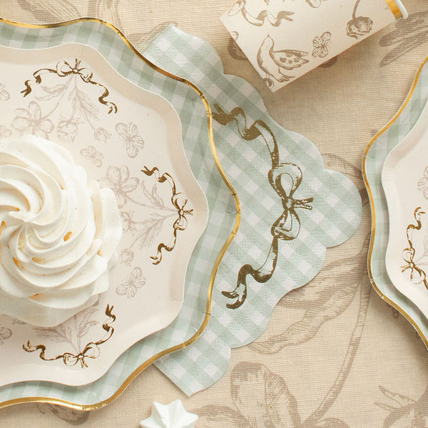 Mesa de garden party decorada con servilletas de papel cuadros vichy verde y lazo dorado