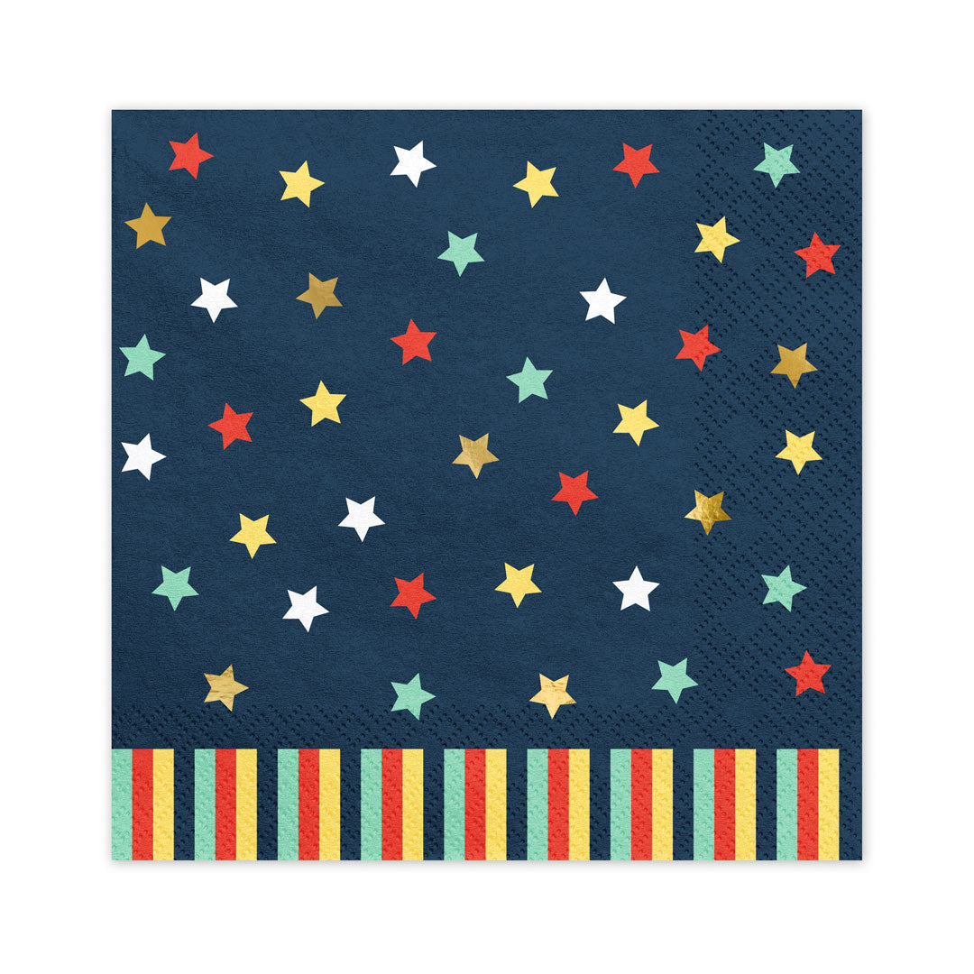 Detalle de las estrellas multicolor dorado rojo blanco y verde sobre servilleta de papel azul marino