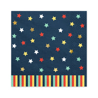 Detalle de las estrellas multicolor dorado rojo blanco y verde sobre servilleta de papel azul marino