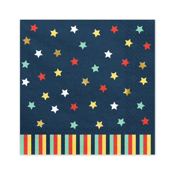 Detalle de las estrellas multicolor dorado rojo blanco y verde sobre servilleta de papel azul marino