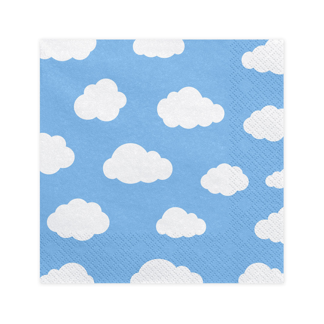 Detalle del estampado de nubes blancas sobre servilleta de papel azul cielo