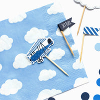 Servilletas de papel nubes azul cielo decorando fiesta temática de aviones o baby shower niño