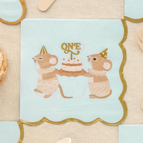 Mesa de primer cumpleaños decorada con servilletas de papel ratoncitos One en azul