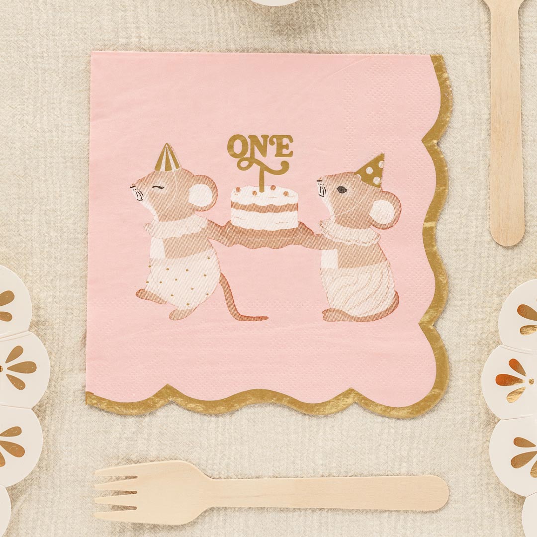 Mesa de primer cumpleaños decorada con servilletas de papel ratoncitos One en rosa