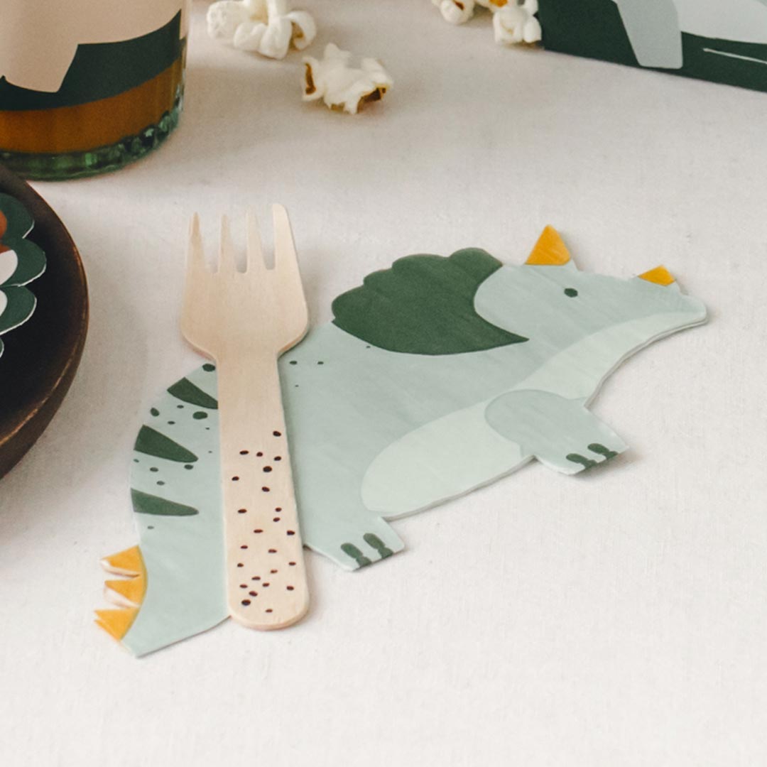 Mesa de fiesta temática de dinosaurios decorada con servilletas de papel con forma de triceratops