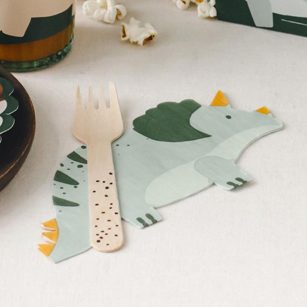 Mesa de fiesta temática de dinosaurios decorada con servilletas de papel con forma de triceratops