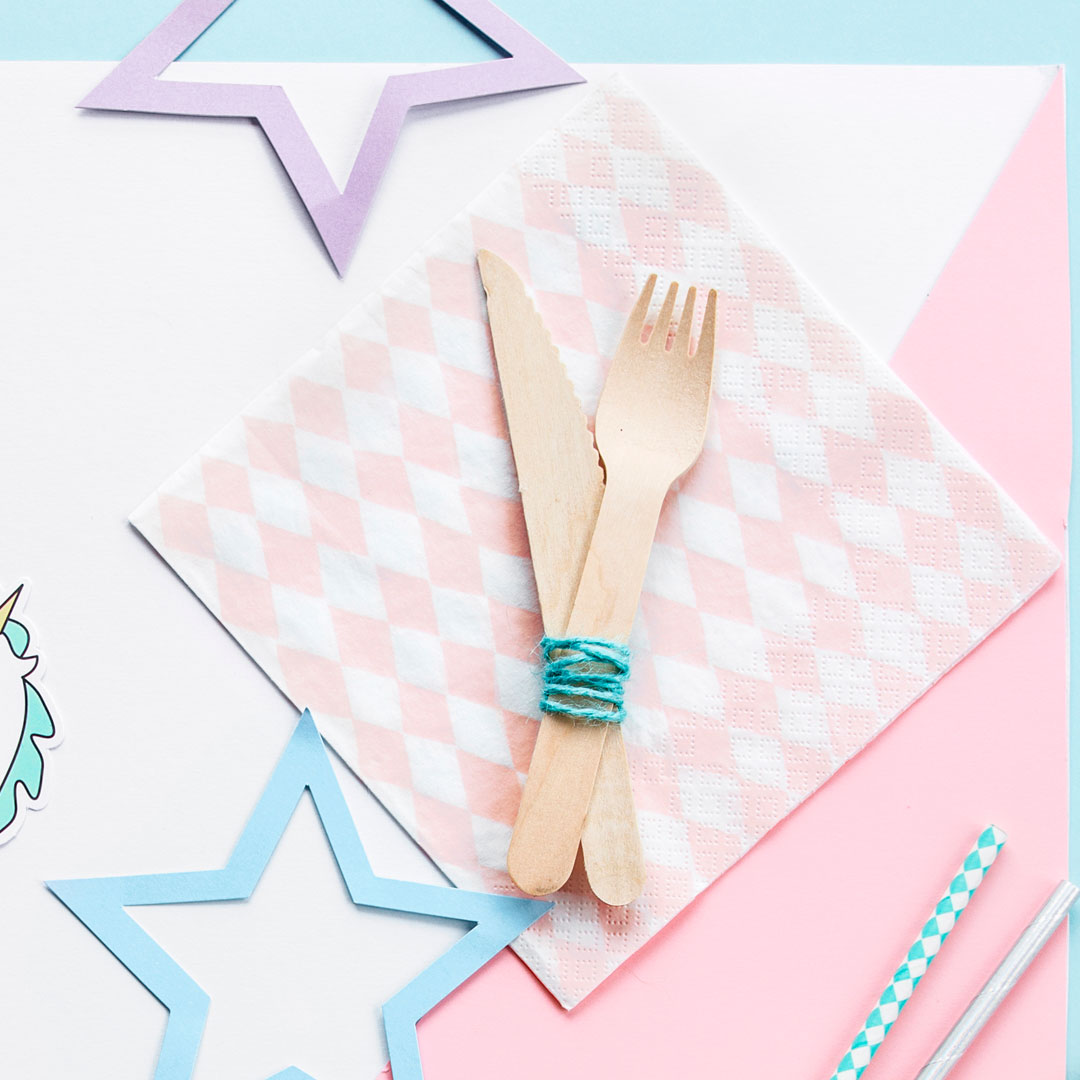 Servilletas de papel con diseño de rombos rosa y blanco. Pack de 20 unidades, tamaño 16,5 × 16,5 cm.