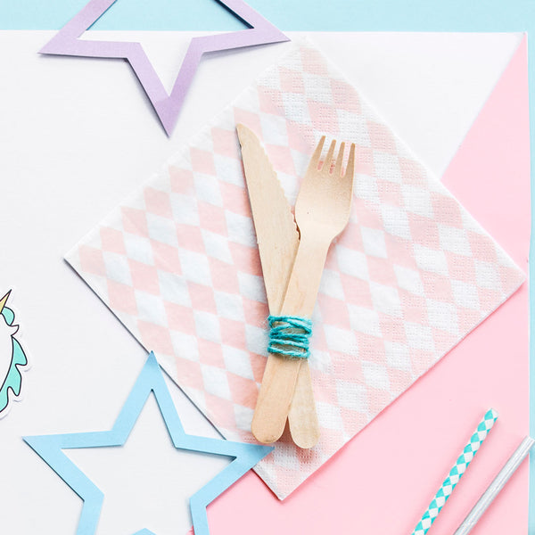 Servilletas de papel con diseño de rombos rosa y blanco. Pack de 20 unidades, tamaño 16,5 × 16,5 cm.