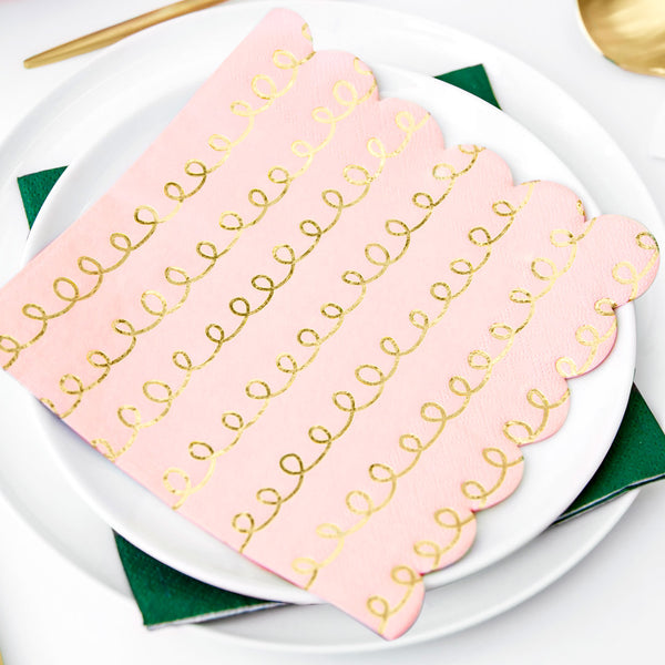 Servilletas de papel rosa empolvado con dibujos dorados. Pack de 20 unidades, tamaño 32 × 32 cm.