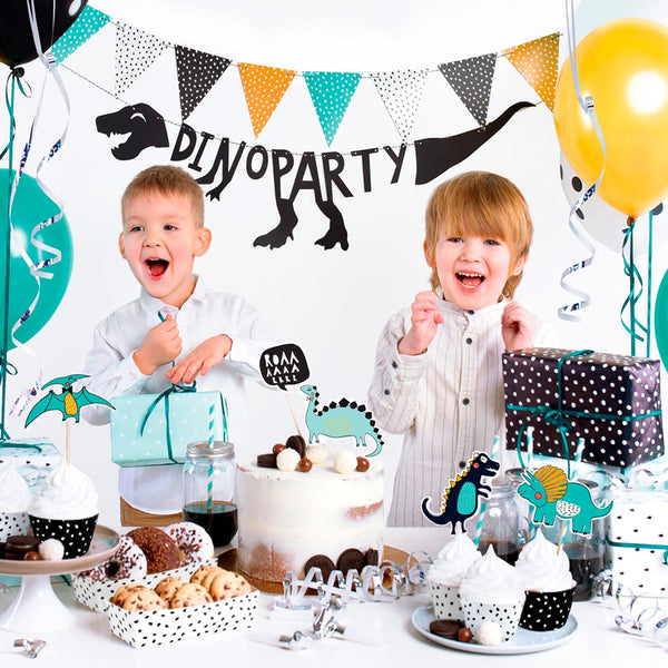 Set de decoración para fiestas de dinosaurios en tonos verde y plateado. Incluye globos, guirnalda y toppers.