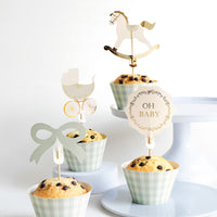 Set muffins Oh Baby decorando mesa dulce de baby shower en verde menta crema y dorado