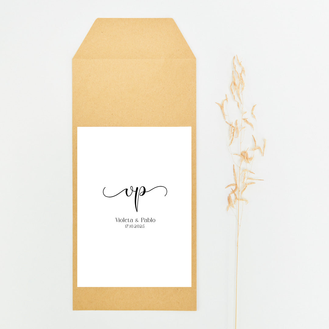 Sobre opcional como envoltorio individual de cada detalle con cierre engomado y pegatina personalizada impresa de la colección "Eterna" para Boda