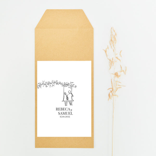 Sobre opcional como envoltorio individual de cada detalle con cierre engomado y pegatina personalizada impresa de la colección "Susurros" para Boda