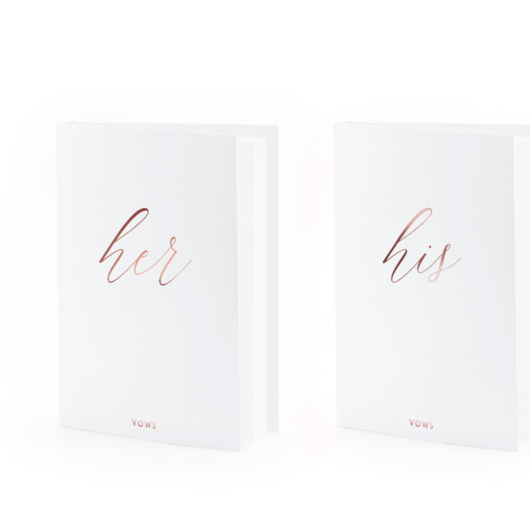 Detalle del grabado His & Her en oro rosa sobre tarjetones blancos para votos de boda.