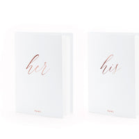 Detalle del grabado His & Her en oro rosa sobre tarjetones blancos para votos de boda.