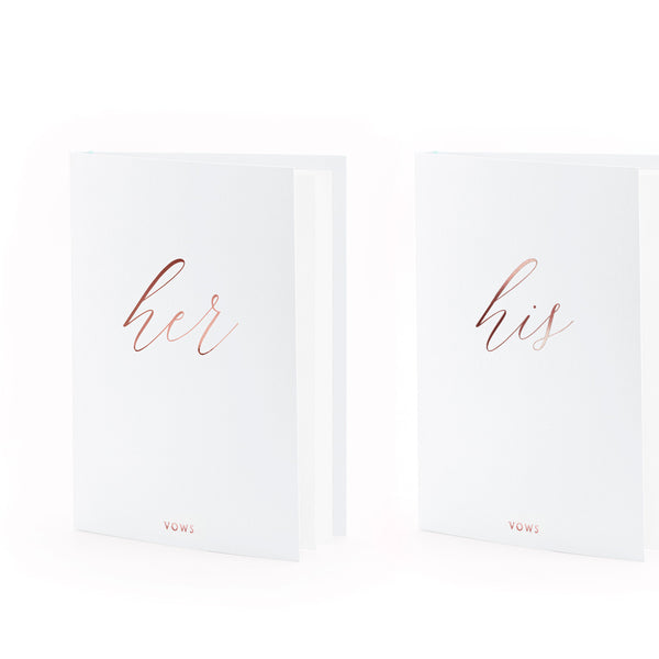 Detalle del grabado His & Her en oro rosa sobre tarjetones blancos para votos de boda.