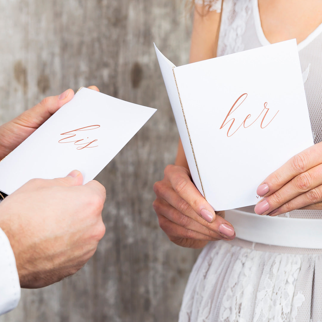 Tarjetones para votos de boda en blanco con inscripciones His y Her en oro rosa. Tamaño 15 × 11 cm.