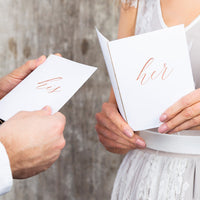 Tarjetones para votos de boda en blanco con inscripciones His y Her en oro rosa. Tamaño 15 × 11 cm.