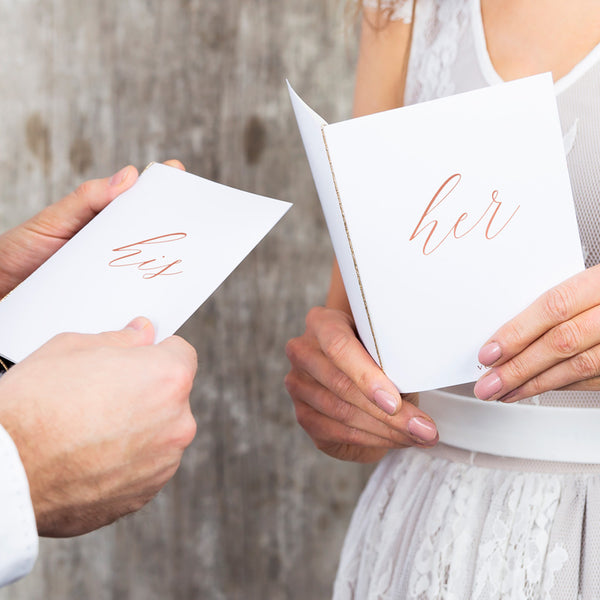 Tarjetones para votos de boda en blanco con inscripciones His y Her en oro rosa. Tamaño 15 × 11 cm.