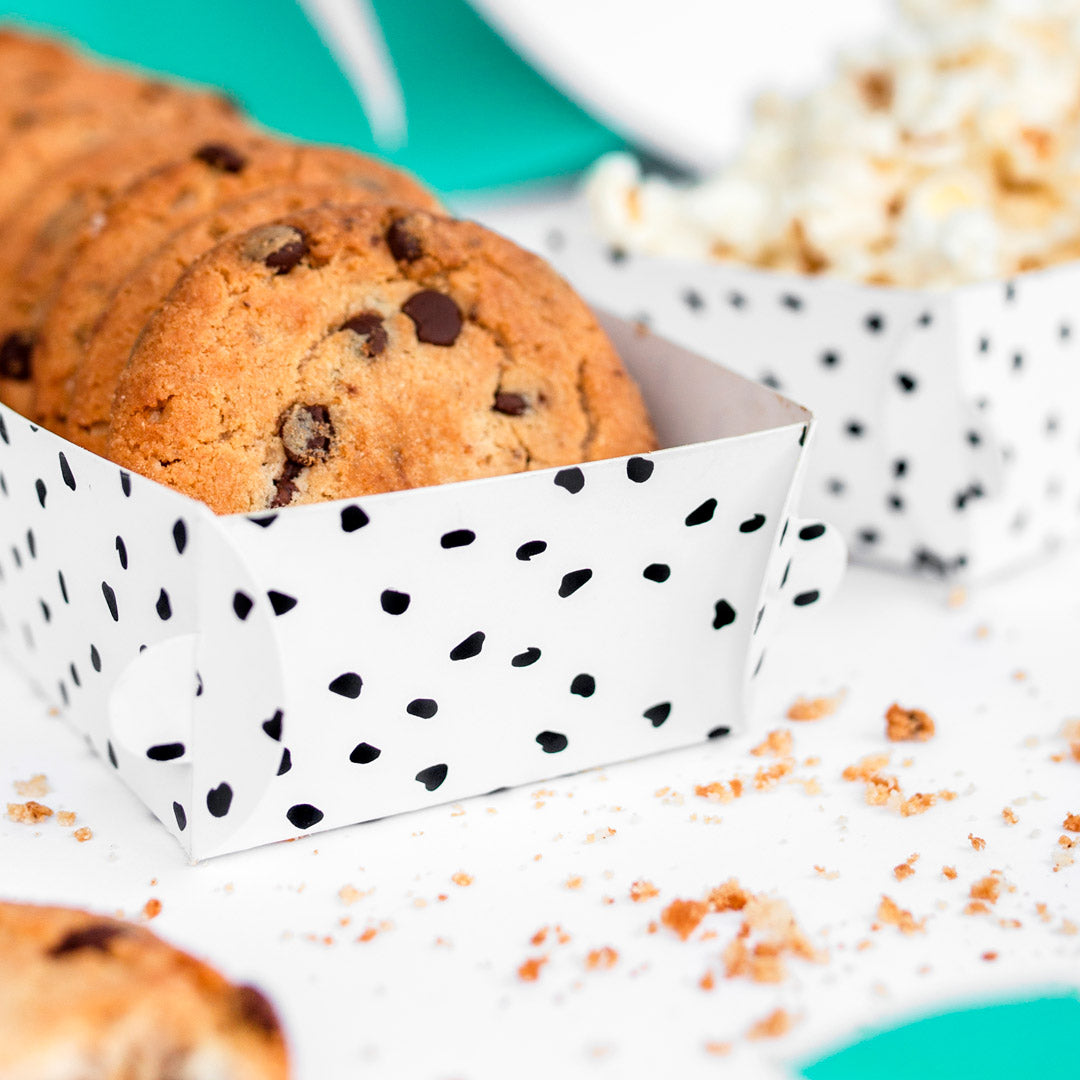 Tarrinas alargadas blancas con topos negros. Pack de 6 unidades, medidas 6,6 × 15 × 4 cm.