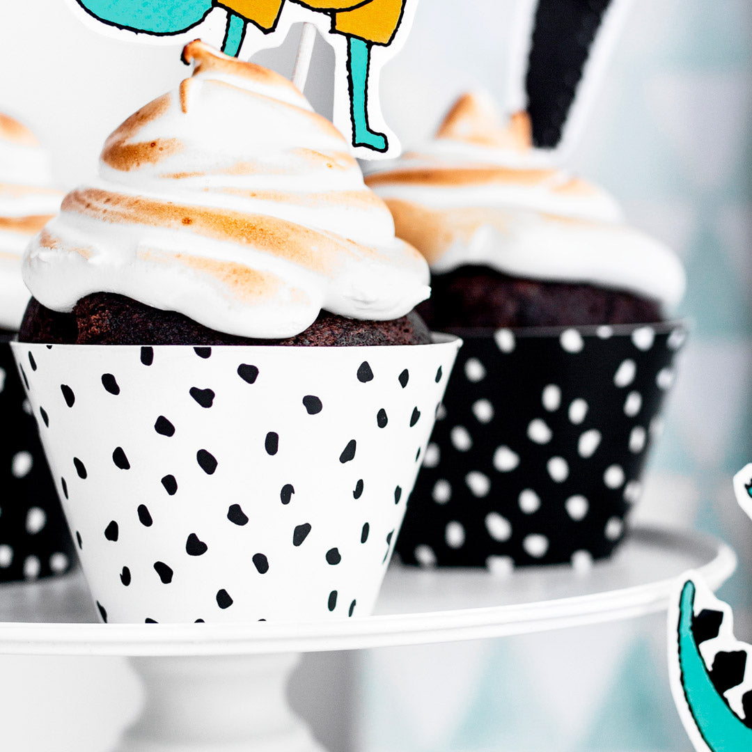 Tarrinas para cupcakes en blanco y negro con topos. Pack de 6 unidades, medidas 4,8 × 7,6 × 4,6 cm.