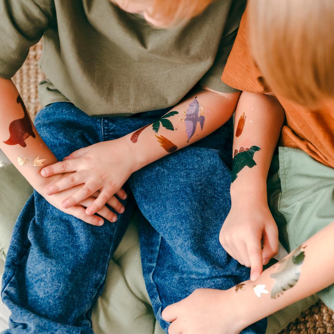 tatuajes temporales de dinosaurios en fiesta de cumpleaños infantil